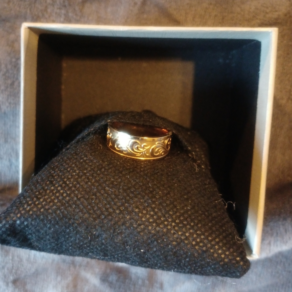 18k gold over stainless steel ring. Comfort fit. A scroll design on it. Size 7.